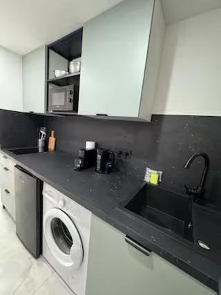 Petit Boudoir Lyonnais Neuf Terrasse Climatise * Venissieux